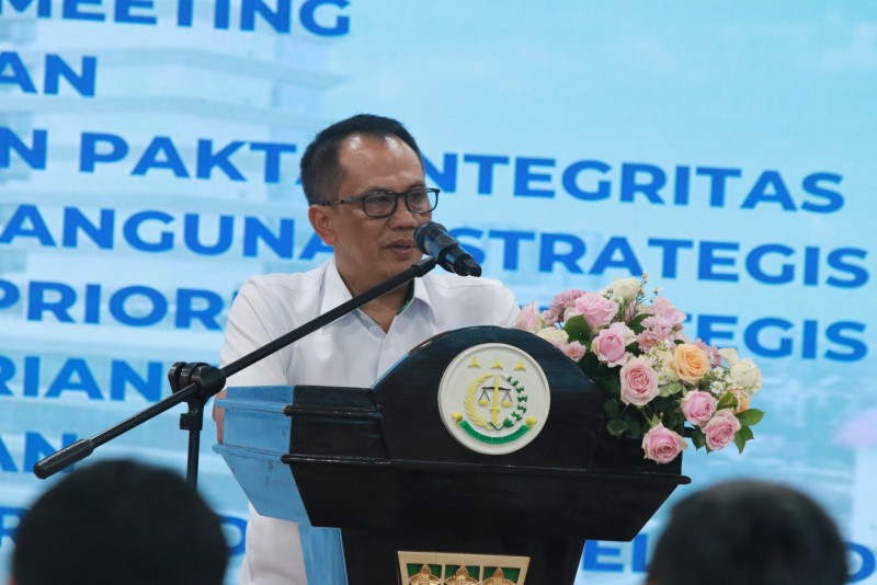 Foto Momen Direktur PPS Kejagung, Dr. Patris Yusrian Jaya, S.H., M.H. Memberikan Pidato Penandatanganan Pakta Integritas  (Sumber: Press Release Humas Kejagung RI)